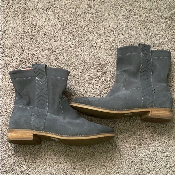Toms Shoes - Grey suede Toms Laurel boots!